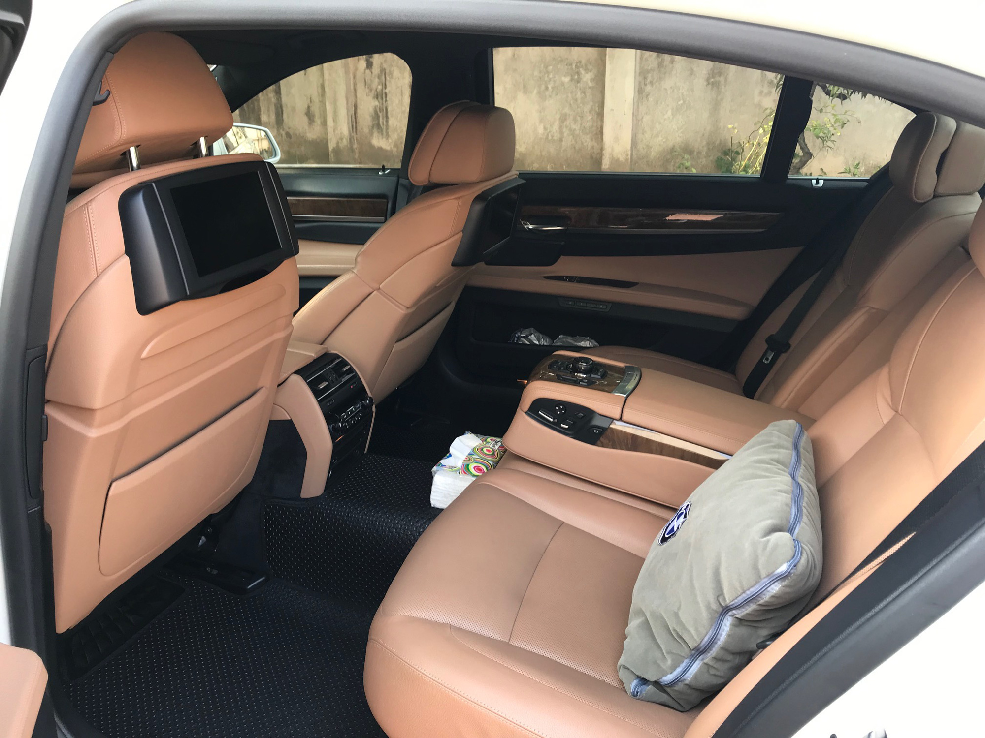 BMW 740Li sau gần 10 năm sử dụng có giá rẻ hơn 300 triệu đồng so với Toyota Camry thế hệ mới nhất - Ảnh 9. BMW 740Li sau gần 10 năm sử dụng có giá rẻ hơn 300 triệu đồng so với Toyota Camry thế hệ mới nhất - Ảnh 9.