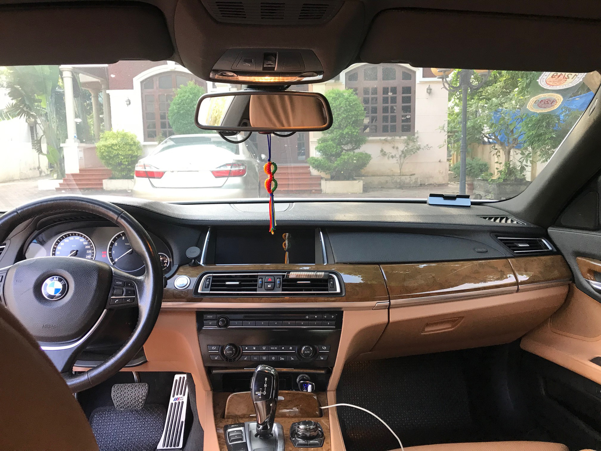 BMW 740Li sau gần 10 năm sử dụng có giá rẻ hơn 300 triệu đồng so với Toyota Camry thế hệ mới nhất - Ảnh 3. BMW 740Li sau gần 10 năm sử dụng có giá rẻ hơn 300 triệu đồng so với Toyota Camry thế hệ mới nhất - Ảnh 3.