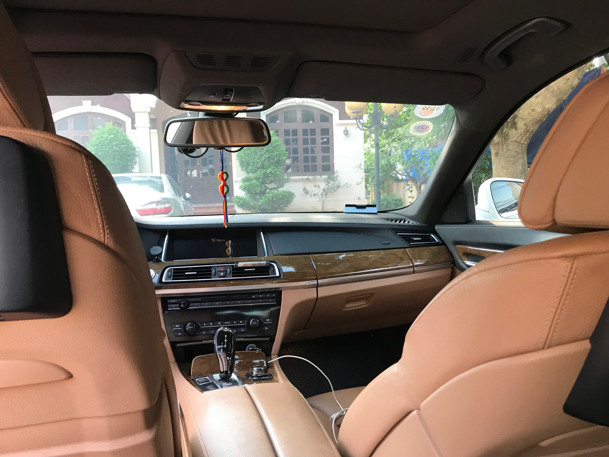 BMW 740Li sau gần 10 năm sử dụng có giá rẻ hơn 300 triệu đồng so với Toyota Camry thế hệ mới nhất - Ảnh 8. BMW 740Li sau gần 10 năm sử dụng có giá rẻ hơn 300 triệu đồng so với Toyota Camry thế hệ mới nhất - Ảnh 8.
