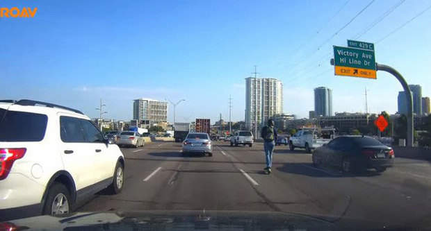 Thanh niên “chơi liều” đi xe scooter giữa đường cao tốc, cánh tài xế được một phen hú hồn - Ảnh 1.