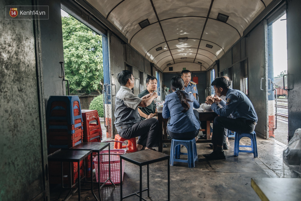 8 giờ trên chuyến tàu kỳ lạ nhất Việt Nam: Rời ga mà không có một hành khách nào - Ảnh 22. 8 giờ trên chuyến tàu kỳ lạ nhất Việt Nam: Rời ga mà không có một hành khách nào - Ảnh 22.