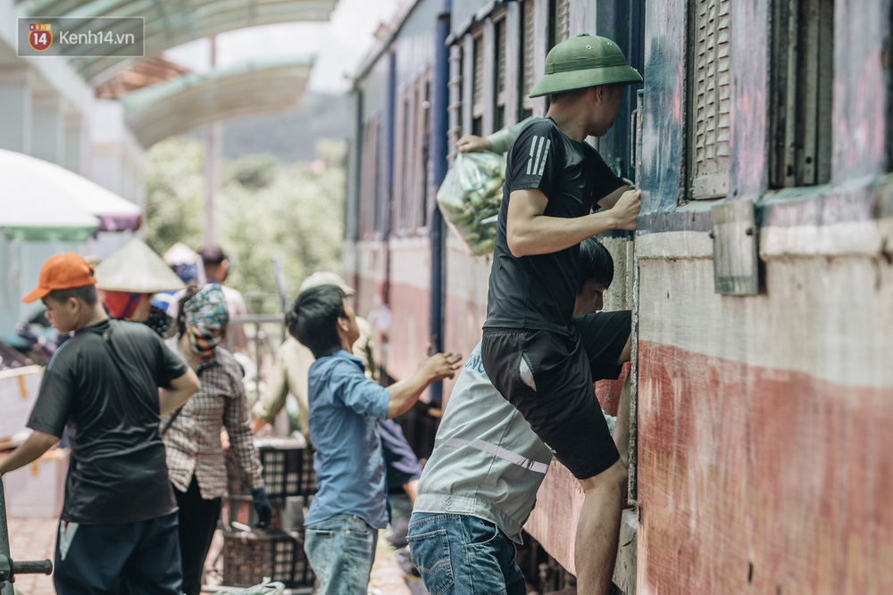 8 giờ trên chuyến tàu kỳ lạ nhất Việt Nam: Rời ga mà không có một hành khách nào - Ảnh 29. 8 giờ trên chuyến tàu kỳ lạ nhất Việt Nam: Rời ga mà không có một hành khách nào - Ảnh 29.