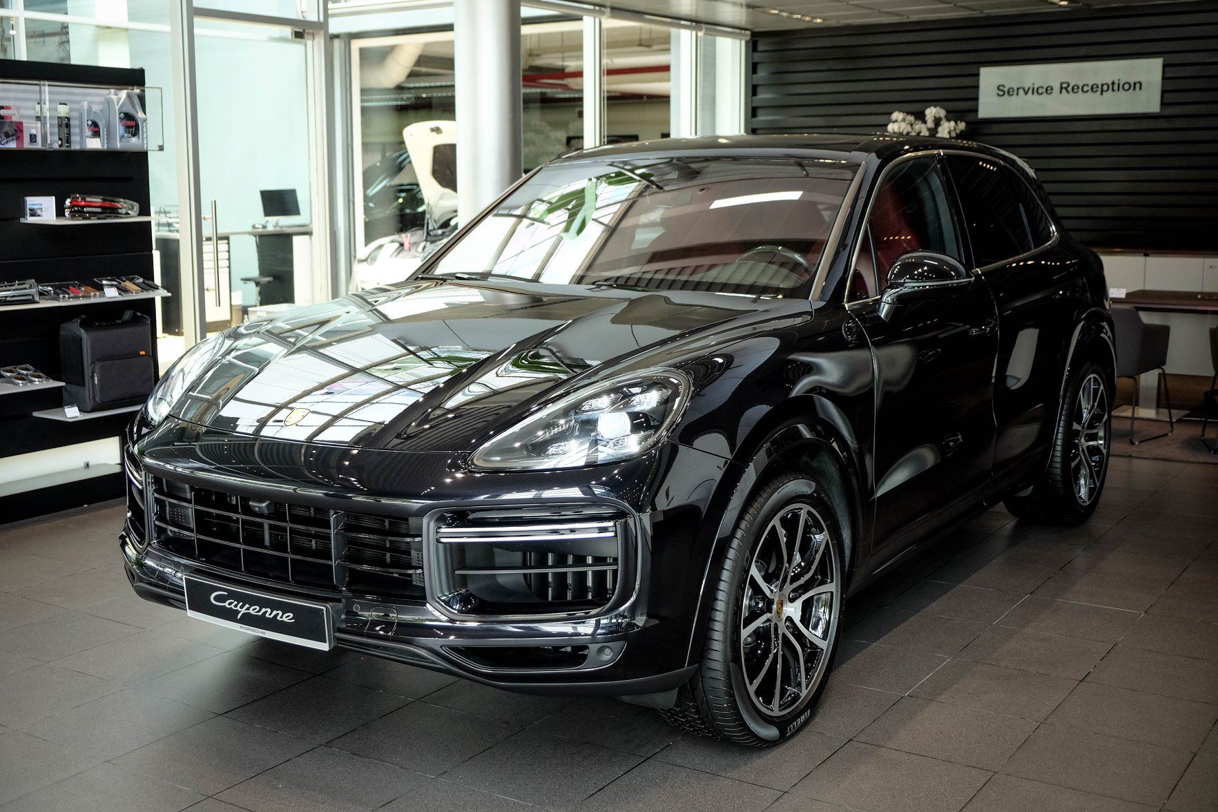 Porsche Cayenne Turbo thế hệ mới đầu tiên Việt Nam giá 9 tỷ đồng sở hữu những option trăm triệu - Ảnh 1. Porsche Cayenne Turbo thế hệ mới đầu tiên Việt Nam giá 9 tỷ đồng sở hữu những option trăm triệu - Ảnh 1.