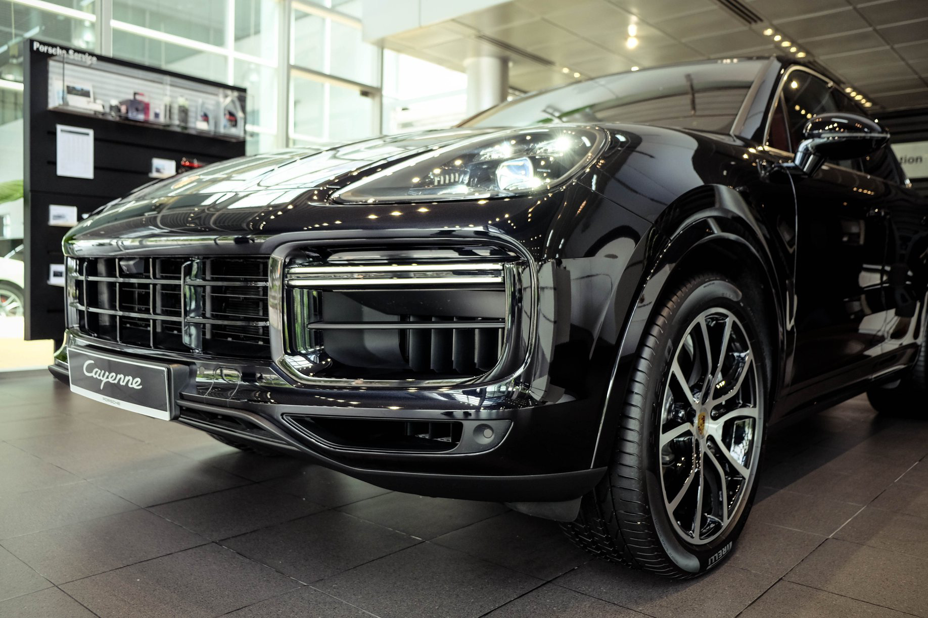 Porsche Cayenne Turbo thế hệ mới đầu tiên Việt Nam giá 9 tỷ đồng sở hữu những option trăm triệu - Ảnh 4. Porsche Cayenne Turbo thế hệ mới đầu tiên Việt Nam giá 9 tỷ đồng sở hữu những option trăm triệu - Ảnh 4.