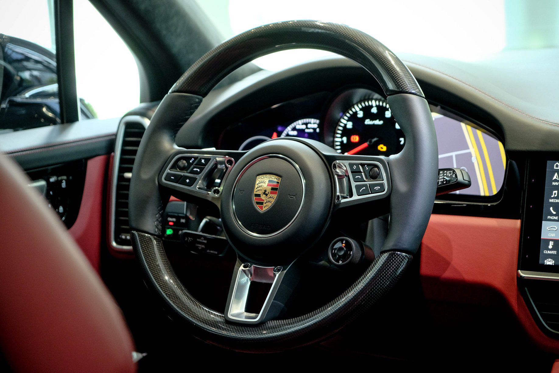 Porsche Cayenne Turbo thế hệ mới đầu tiên Việt Nam giá 9 tỷ đồng sở hữu những option trăm triệu - Ảnh 8. Porsche Cayenne Turbo thế hệ mới đầu tiên Việt Nam giá 9 tỷ đồng sở hữu những option trăm triệu - Ảnh 8.