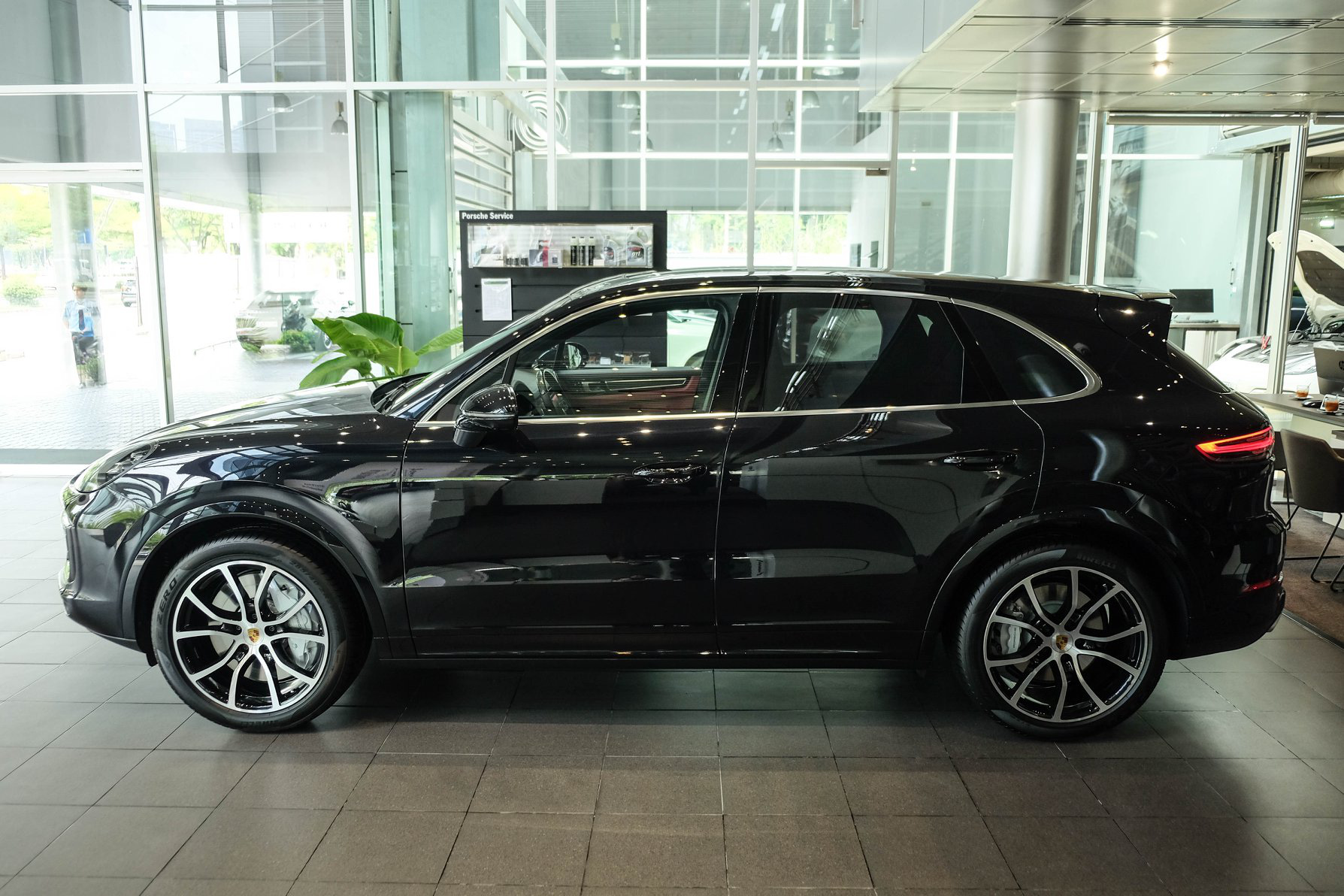 Porsche Cayenne Turbo thế hệ mới đầu tiên Việt Nam giá 9 tỷ đồng sở hữu những option trăm triệu - Ảnh 2. Porsche Cayenne Turbo thế hệ mới đầu tiên Việt Nam giá 9 tỷ đồng sở hữu những option trăm triệu - Ảnh 2.