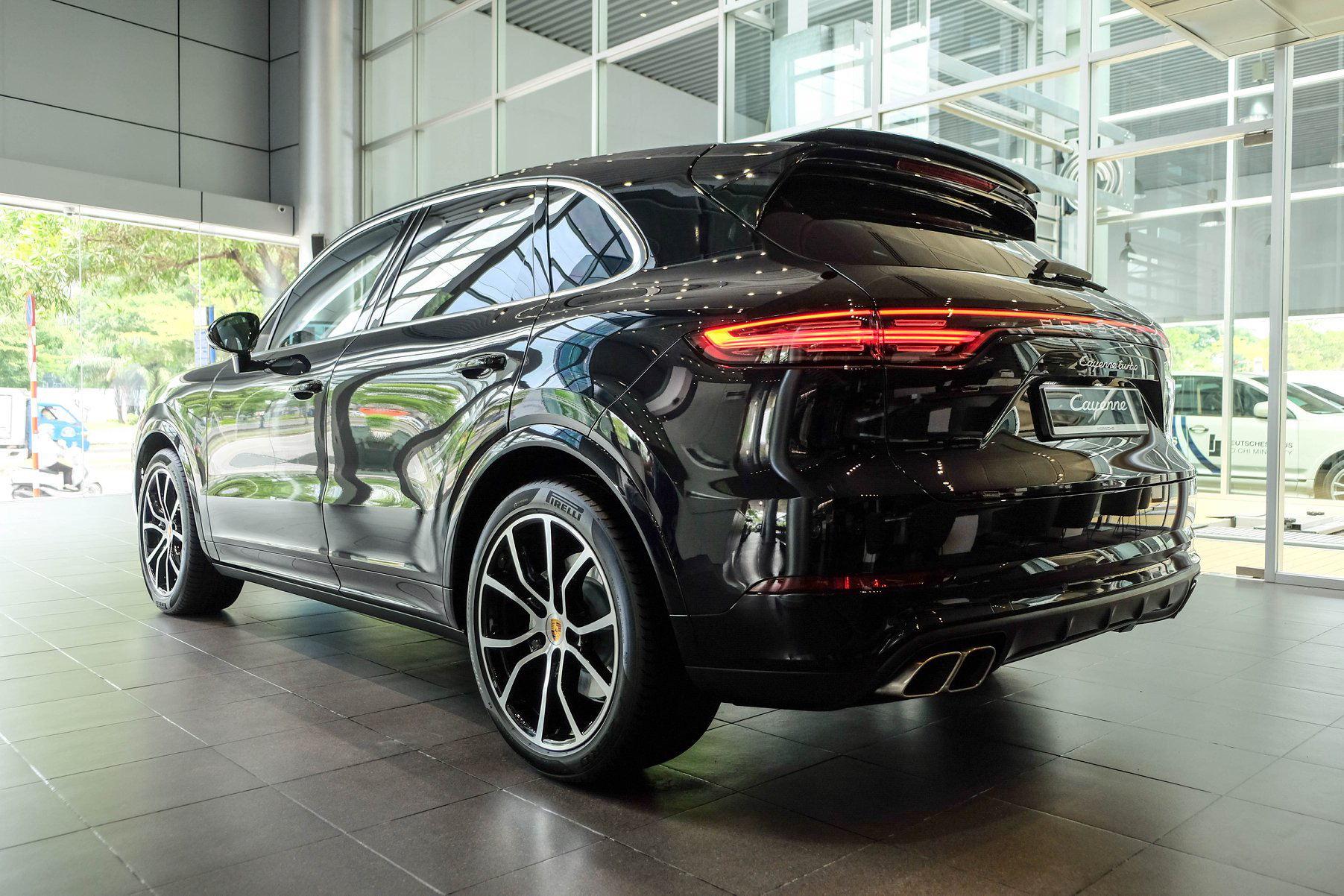 Porsche Cayenne Turbo thế hệ mới đầu tiên Việt Nam giá 9 tỷ đồng sở hữu những option trăm triệu - Ảnh 5. Porsche Cayenne Turbo thế hệ mới đầu tiên Việt Nam giá 9 tỷ đồng sở hữu những option trăm triệu - Ảnh 5.