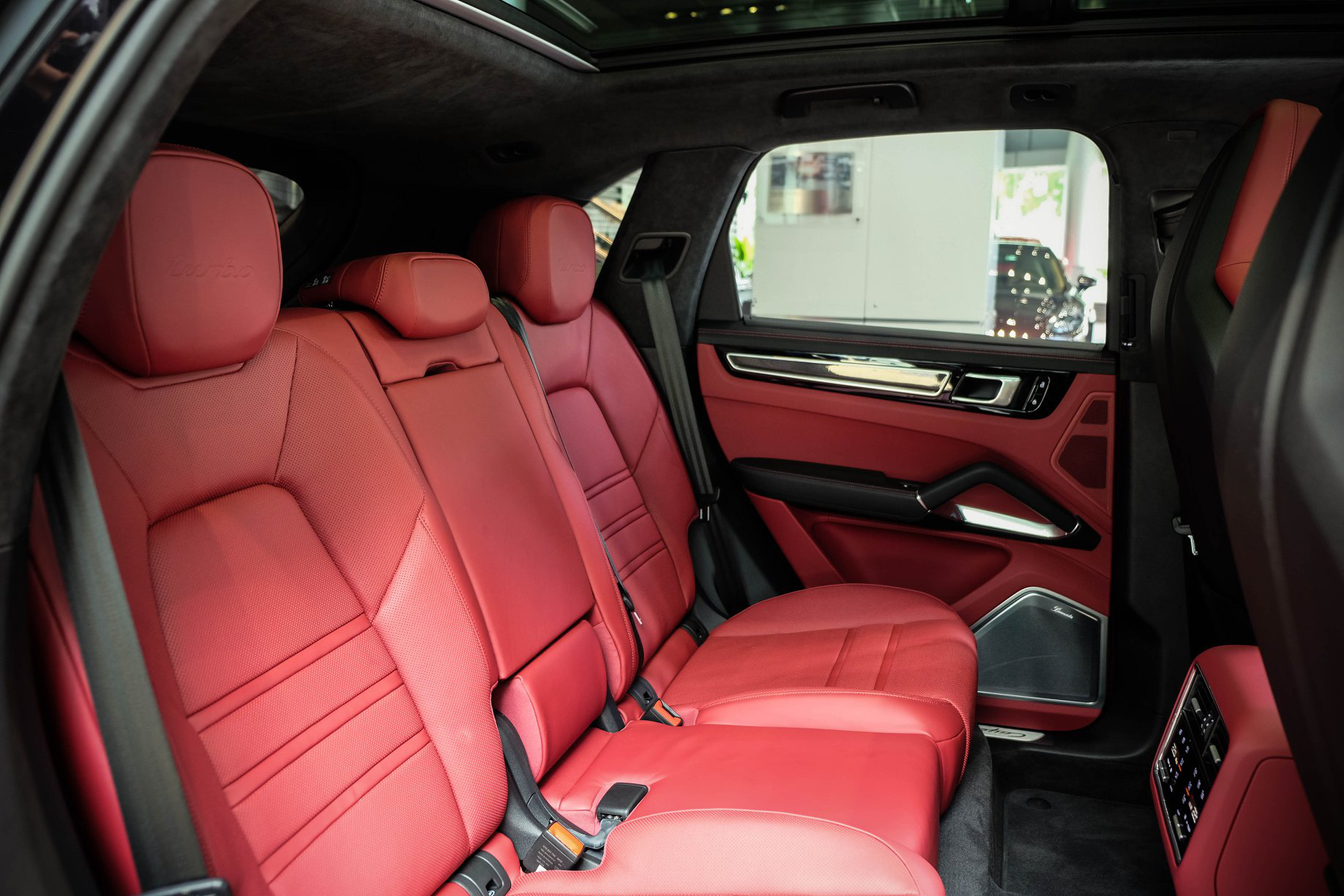 Porsche Cayenne Turbo thế hệ mới đầu tiên Việt Nam giá 9 tỷ đồng sở hữu những option trăm triệu - Ảnh 14. Porsche Cayenne Turbo thế hệ mới đầu tiên Việt Nam giá 9 tỷ đồng sở hữu những option trăm triệu - Ảnh 14.