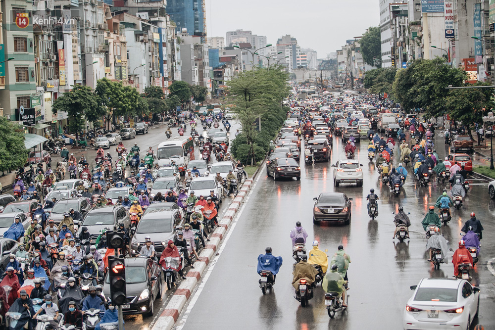 Ảnh: Đại công trường giữa đường Trường Chinh khiến người dân Thủ đô khốn khổ nhiều năm qua - Ảnh 2. Ảnh: Đại công trường giữa đường Trường Chinh khiến người dân Thủ đô khốn khổ nhiều năm qua - Ảnh 2.