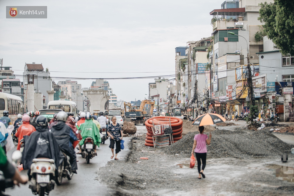 Ảnh: Đại công trường giữa đường Trường Chinh khiến người dân Thủ đô khốn khổ nhiều năm qua - Ảnh 3. Ảnh: Đại công trường giữa đường Trường Chinh khiến người dân Thủ đô khốn khổ nhiều năm qua - Ảnh 3.