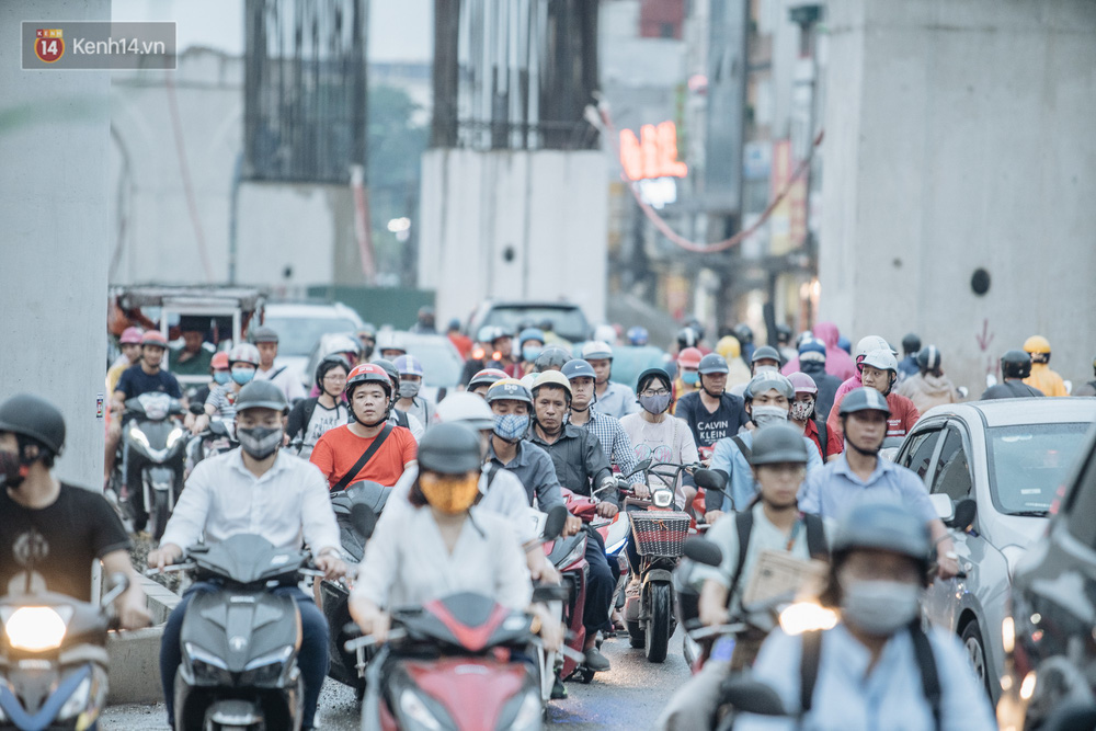 Ảnh: Đại công trường giữa đường Trường Chinh khiến người dân Thủ đô khốn khổ nhiều năm qua - Ảnh 13. Ảnh: Đại công trường giữa đường Trường Chinh khiến người dân Thủ đô khốn khổ nhiều năm qua - Ảnh 13.