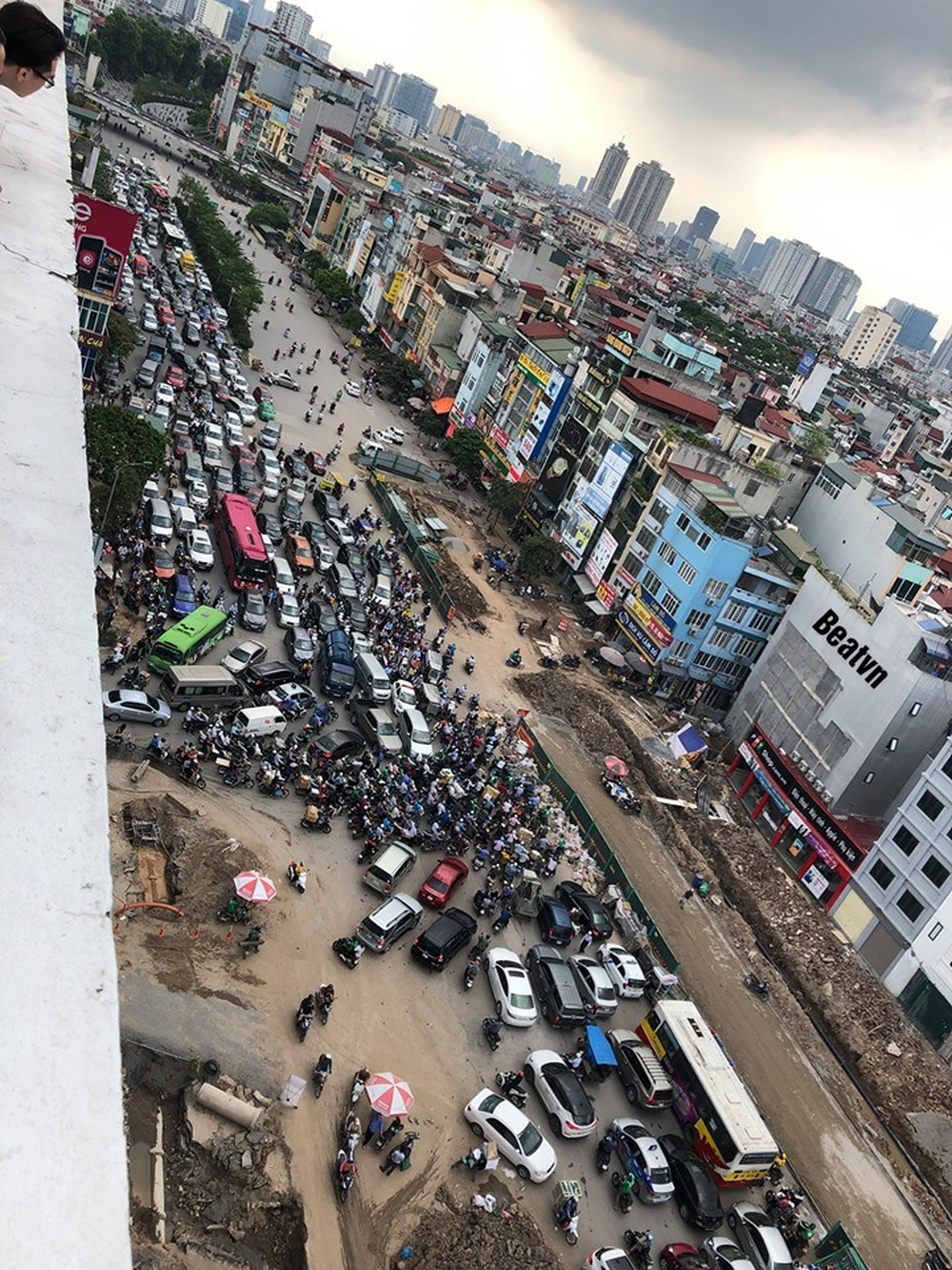 Ảnh: Đại công trường giữa đường Trường Chinh khiến người dân Thủ đô khốn khổ nhiều năm qua - Ảnh 6. Ảnh: Đại công trường giữa đường Trường Chinh khiến người dân Thủ đô khốn khổ nhiều năm qua - Ảnh 6.
