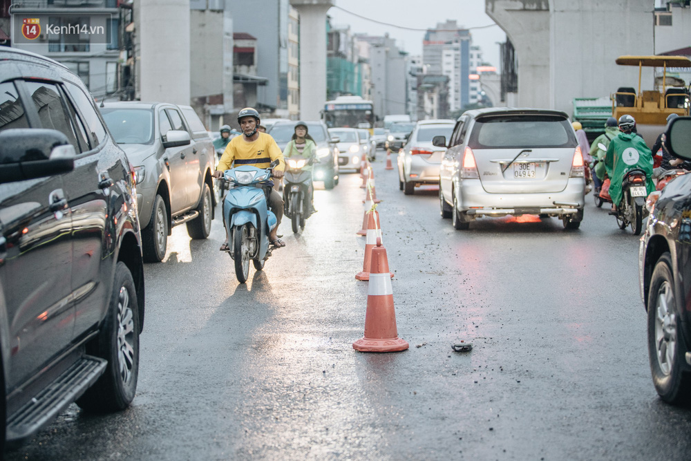 Ảnh: Đại công trường giữa đường Trường Chinh khiến người dân Thủ đô khốn khổ nhiều năm qua - Ảnh 9. Ảnh: Đại công trường giữa đường Trường Chinh khiến người dân Thủ đô khốn khổ nhiều năm qua - Ảnh 9.