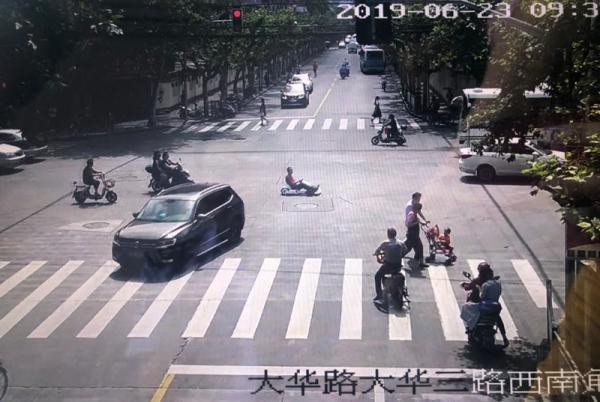 Lái xe đồ chơi của cháu đi làm, ông chú dở khóc dở cười khi vừa bị phạt tiền vừa bị thu luôn phương tiện - Ảnh 1. Lái xe đồ chơi của cháu đi làm, ông chú dở khóc dở cười khi vừa bị phạt tiền vừa bị thu luôn phương tiện - Ảnh 1.