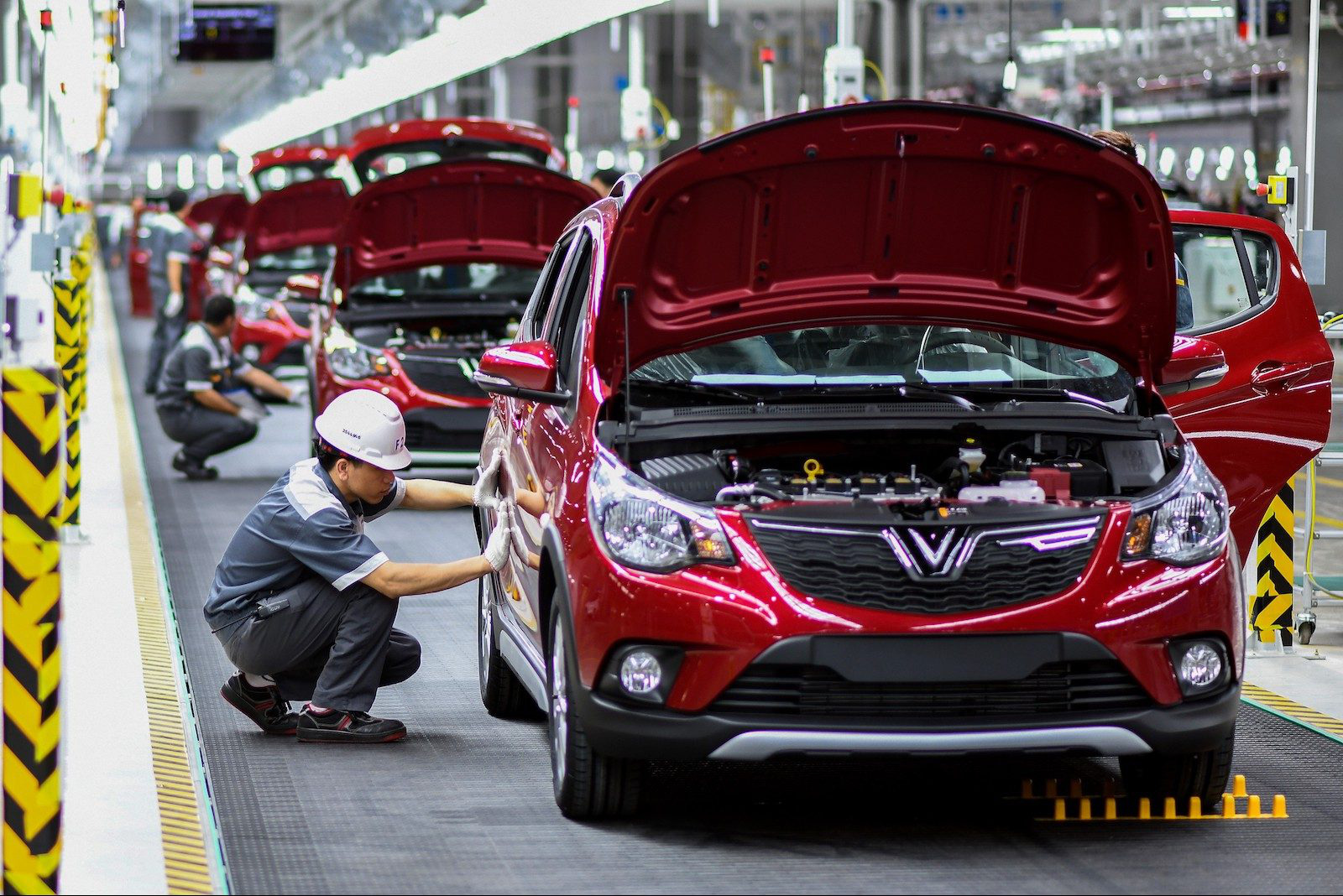 VinFast - biểu tượng của sự tự tin, sáng tạo và kiên trì của người Việt Nam. Với nỗ lực không ngừng để phát triển và cải tiến, VinFast đang trở thành một trong những thương hiệu ô tô đáng chú ý nhất trong nước và quốc tế.