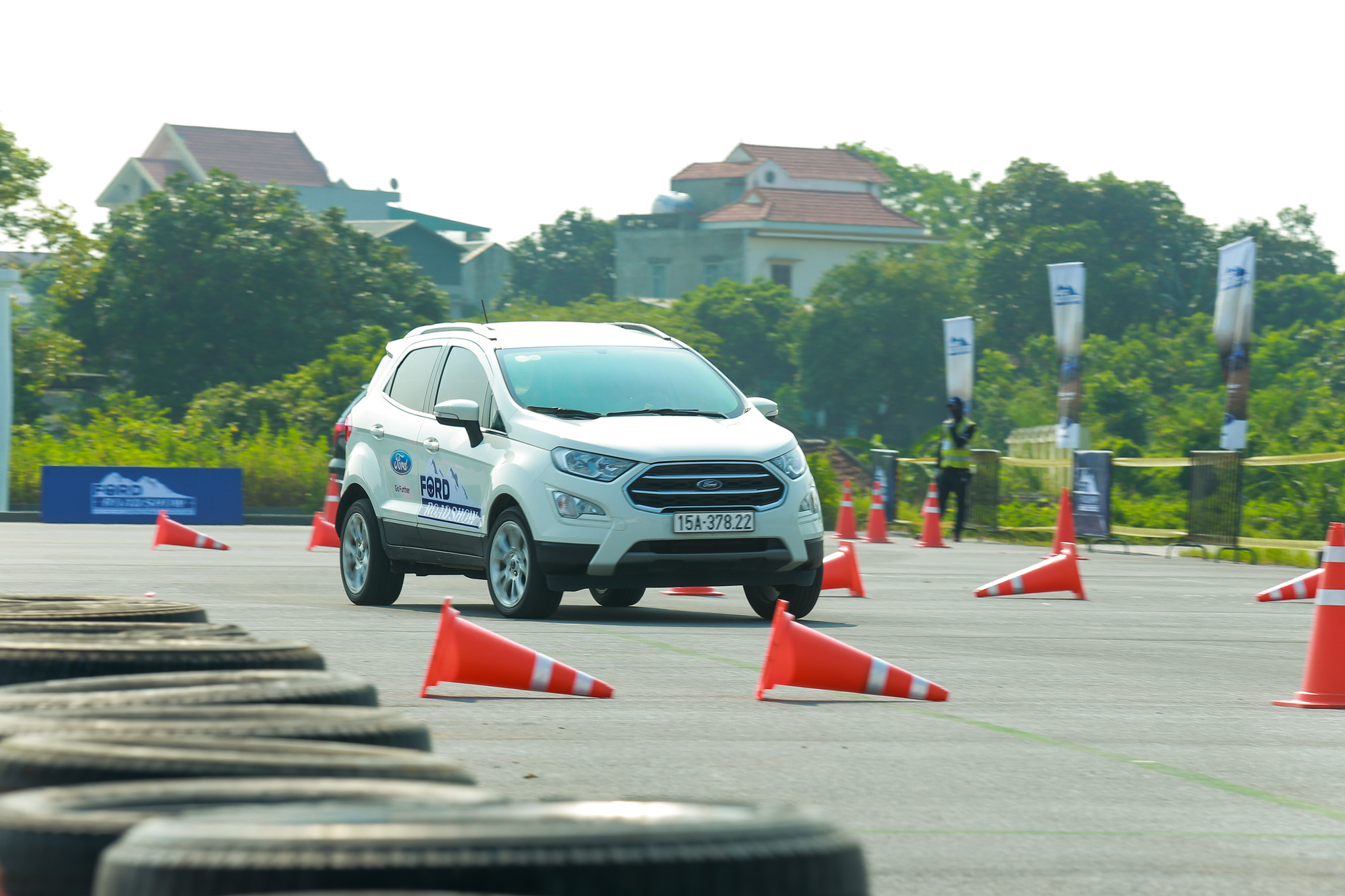 Ford đưa dàn SUV, bán tải đi khắp Việt Nam - Tham vọng tăng doanh số xe gầm cao - Ảnh 4. Ford đưa dàn SUV, bán tải đi khắp Việt Nam - Tham vọng tăng doanh số xe gầm cao - Ảnh 4.