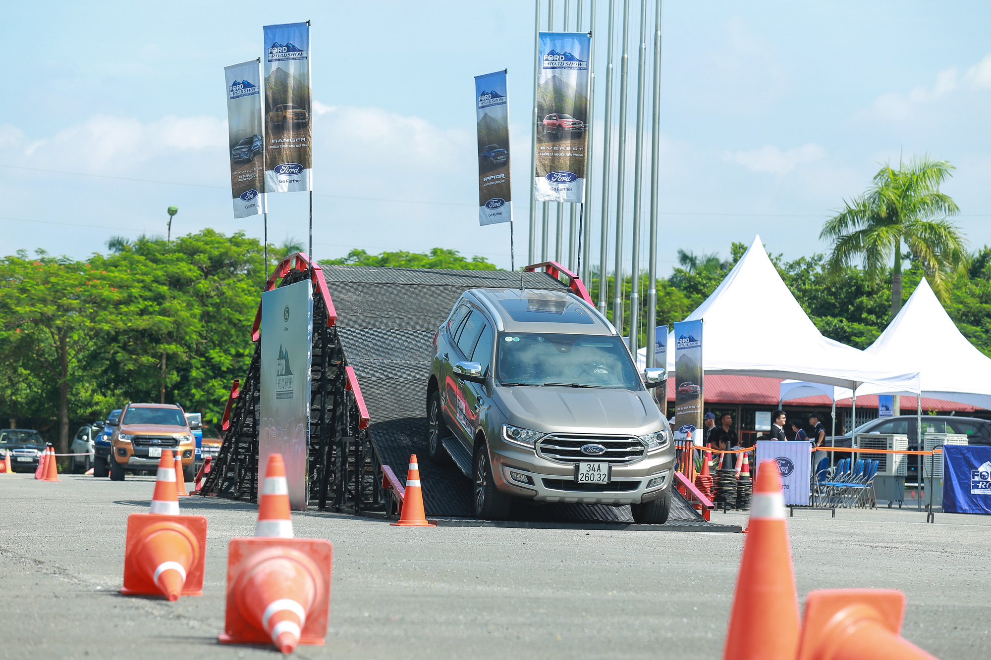Ford đưa dàn SUV, bán tải đi khắp Việt Nam - Tham vọng tăng doanh số xe gầm cao - Ảnh 2. Ford đưa dàn SUV, bán tải đi khắp Việt Nam - Tham vọng tăng doanh số xe gầm cao - Ảnh 2.