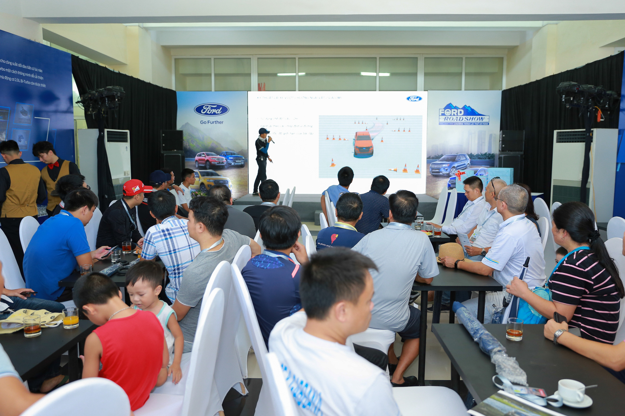 Ford đưa dàn SUV, bán tải đi khắp Việt Nam - Tham vọng tăng doanh số xe gầm cao - Ảnh 3. Ford đưa dàn SUV, bán tải đi khắp Việt Nam - Tham vọng tăng doanh số xe gầm cao - Ảnh 3.