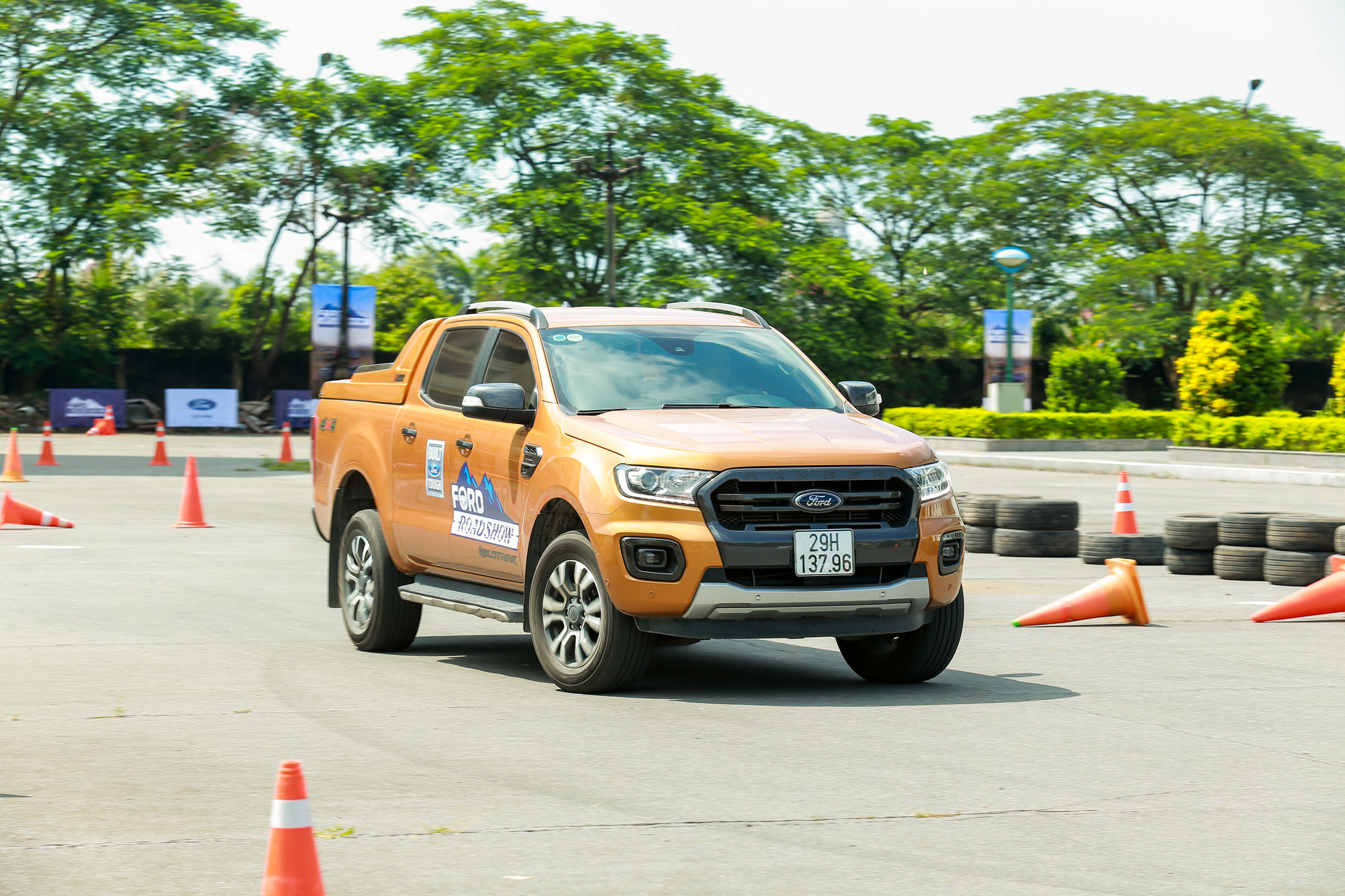 Ford đưa dàn SUV, bán tải đi khắp Việt Nam - Tham vọng tăng doanh số xe gầm cao - Ảnh 1. Ford đưa dàn SUV, bán tải đi khắp Việt Nam - Tham vọng tăng doanh số xe gầm cao - Ảnh 1.