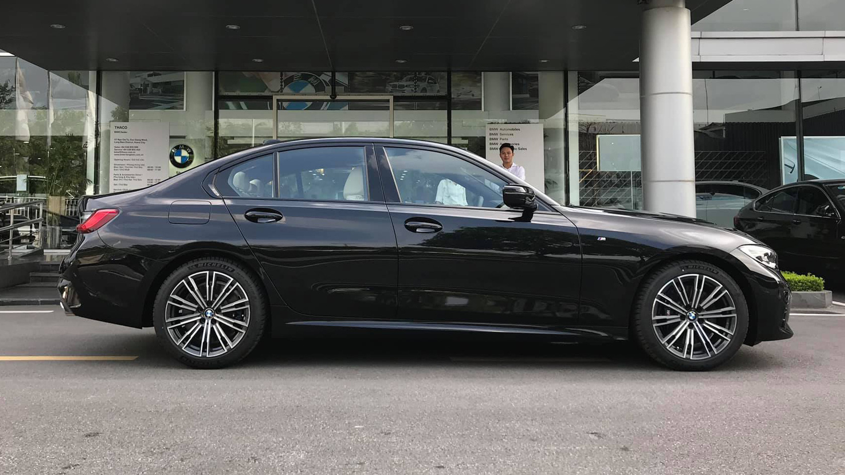 Đối đầu BMM 330i M Sport vs Mercedes-Benz C 300: Có gì khác khi giá chênh bằng một chiếc VinFast Fadil bản cao cấp - Ảnh 5. Đối đầu BMM 330i M Sport vs Mercedes-Benz C 300: Có gì khác khi giá chênh bằng một chiếc VinFast Fadil bản cao cấp - Ảnh 5.