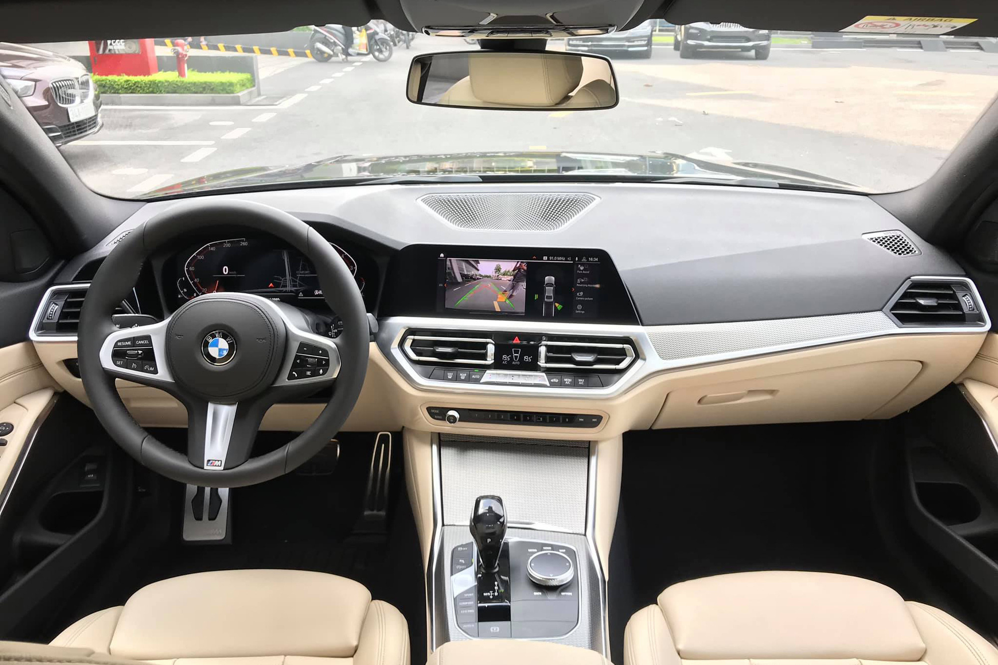 Đối đầu BMM 330i M Sport vs Mercedes-Benz C 300: Có gì khác khi giá chênh bằng một chiếc VinFast Fadil bản cao cấp - Ảnh 3. Đối đầu BMM 330i M Sport vs Mercedes-Benz C 300: Có gì khác khi giá chênh bằng một chiếc VinFast Fadil bản cao cấp - Ảnh 3.