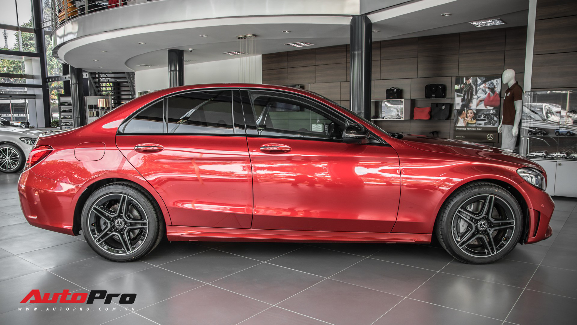 Đối đầu BMM 330i M Sport vs Mercedes-Benz C 300: Có gì khác khi giá chênh bằng một chiếc VinFast Fadil bản cao cấp - Ảnh 6. Đối đầu BMM 330i M Sport vs Mercedes-Benz C 300: Có gì khác khi giá chênh bằng một chiếc VinFast Fadil bản cao cấp - Ảnh 6.