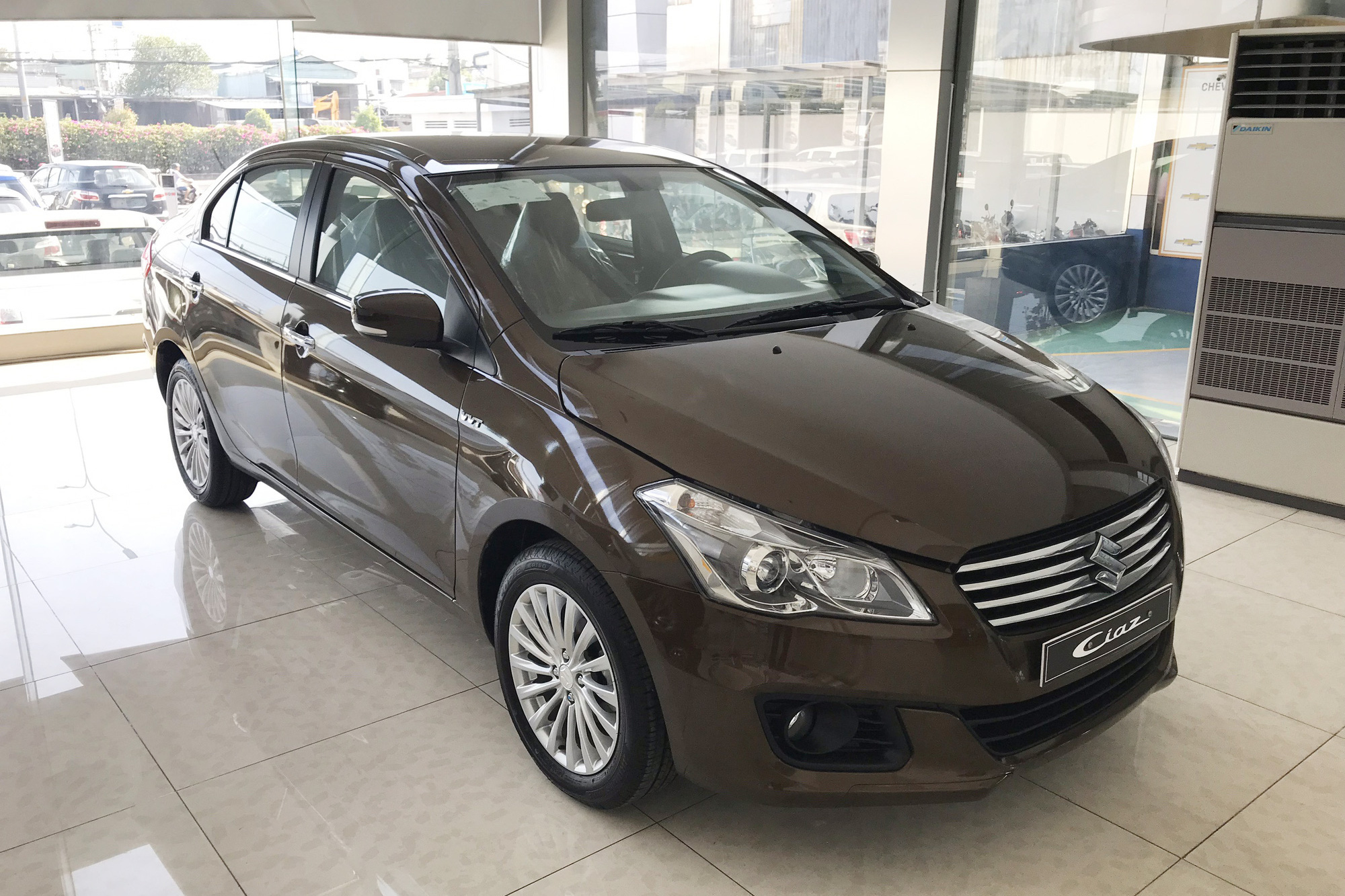 Suzuki Ciaz giảm giá còn từ 449 triệu đồng cạnh tranh Toyota Vios, để ngỏ khả năng ra mắt phiên bản mới tại Việt Nam - Ảnh 1.