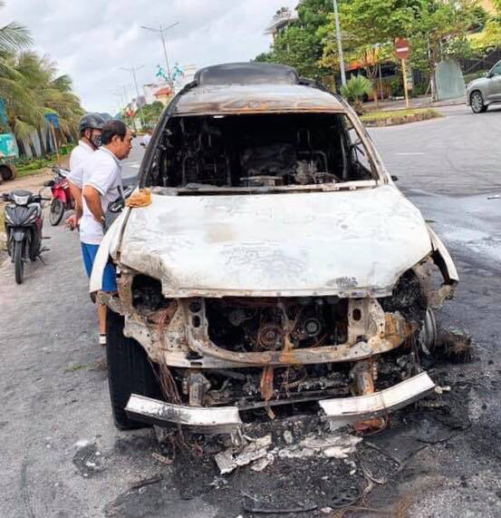 Tài xế đi nhậu về húc dải phân cách, ô tô tiền tỉ bốc cháy ở Quảng Ninh - Ảnh 3.