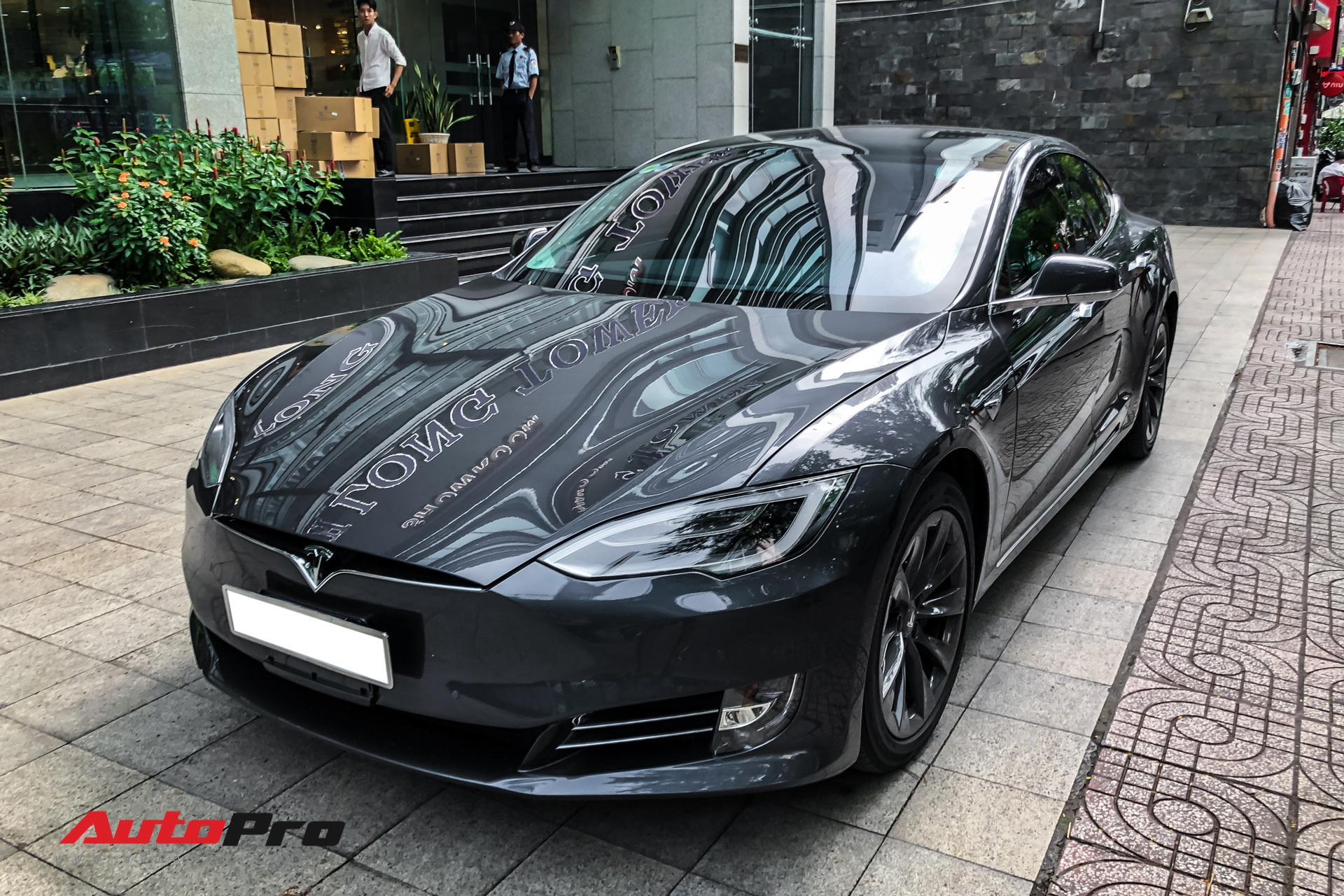 Tesla Model S 100D độc nhất Việt Nam lần đầu lăn bánh sau 6 tháng về nước