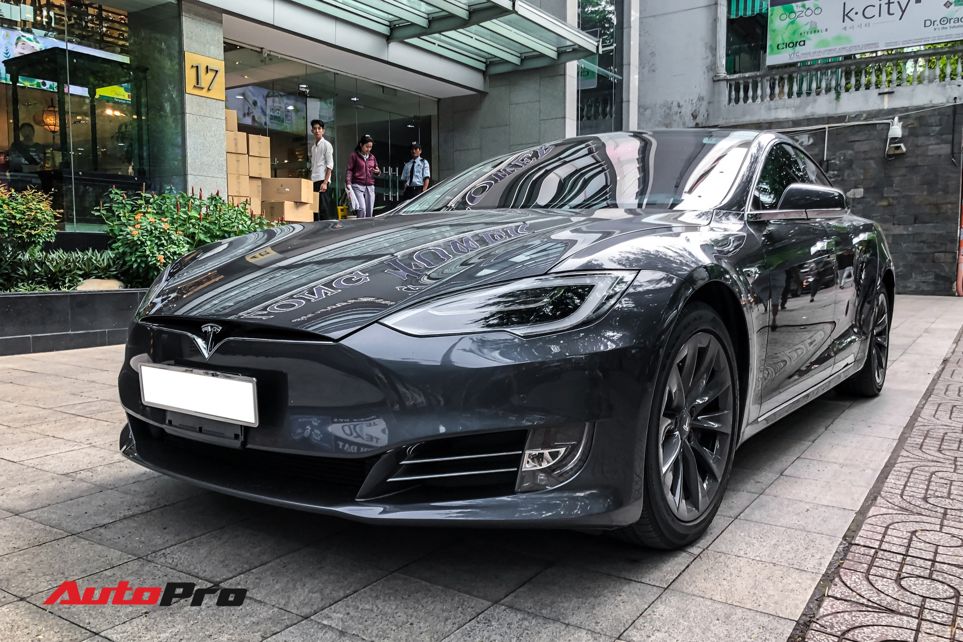 Tesla Model S 100D độc nhất Việt Nam lần đầu lăn bánh sau 6 tháng về nước