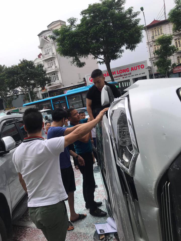 Nhân viên showroom làm rơi Toyota Vios từ tầng 2 xuống, gây bẹp những chiếc xe sang tiền tỷ đỗ bên dưới - Ảnh 3.