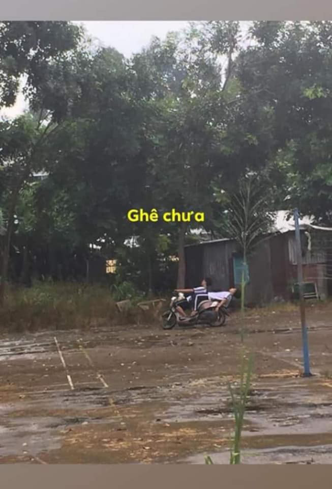 Ngả ngớn trên xe máy sau cơn mưa, hai thanh niên nhận cái kết chổng vó lên trời - Ảnh 1. Ngả ngớn trên xe máy sau cơn mưa, hai thanh niên nhận cái kết chổng vó lên trời - Ảnh 1.