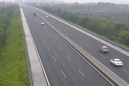 Xe máy đi ngược chiều trên cao tốc Hà Nội - Hải Phòng ở làn 120km/h - Ảnh 1.