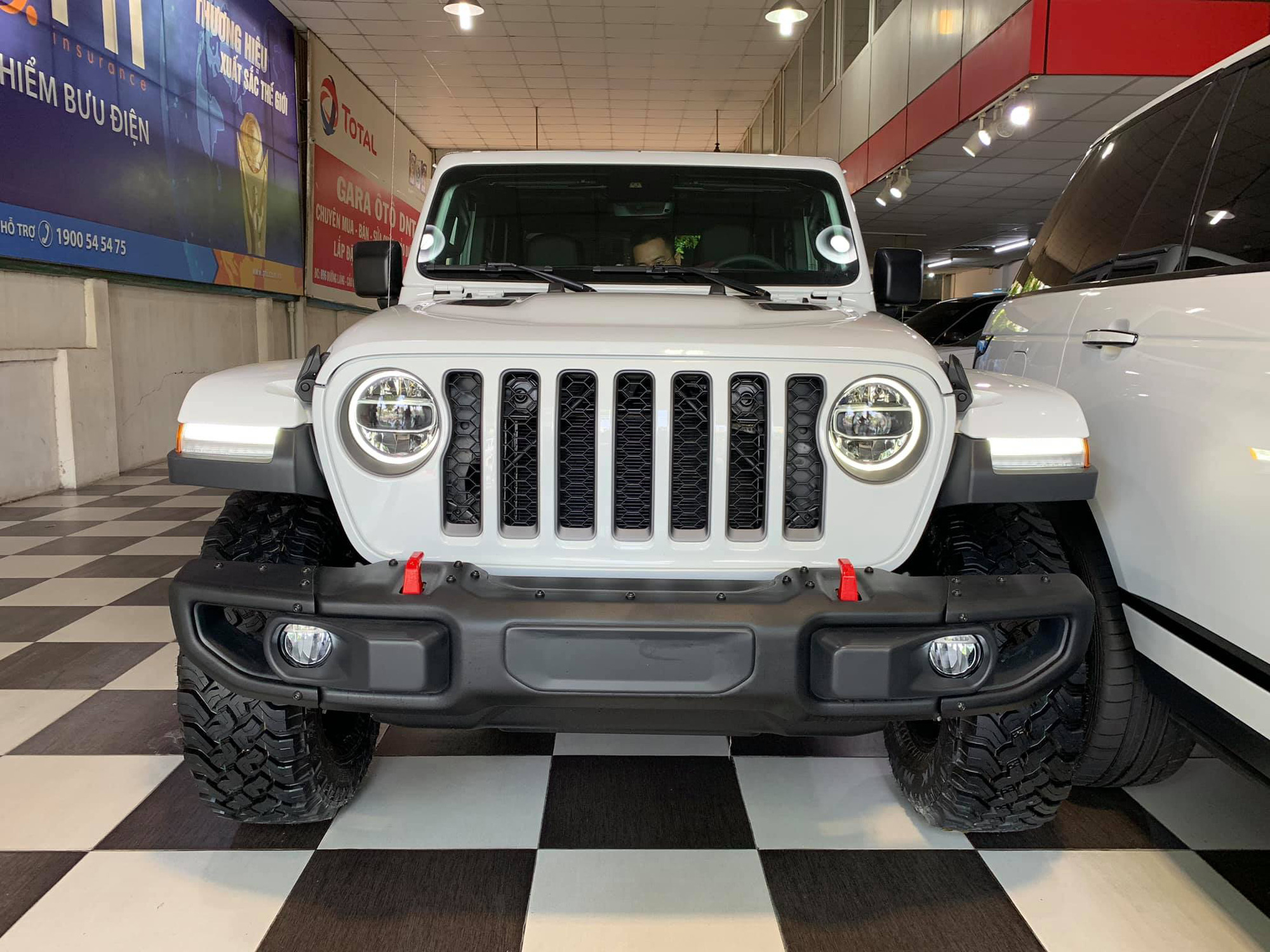 Chi tiết 'hàng độc' Jeep Gladiator 2020 vừa về Việt Nam - bán tải cho nhà  giàu thích khác biệt