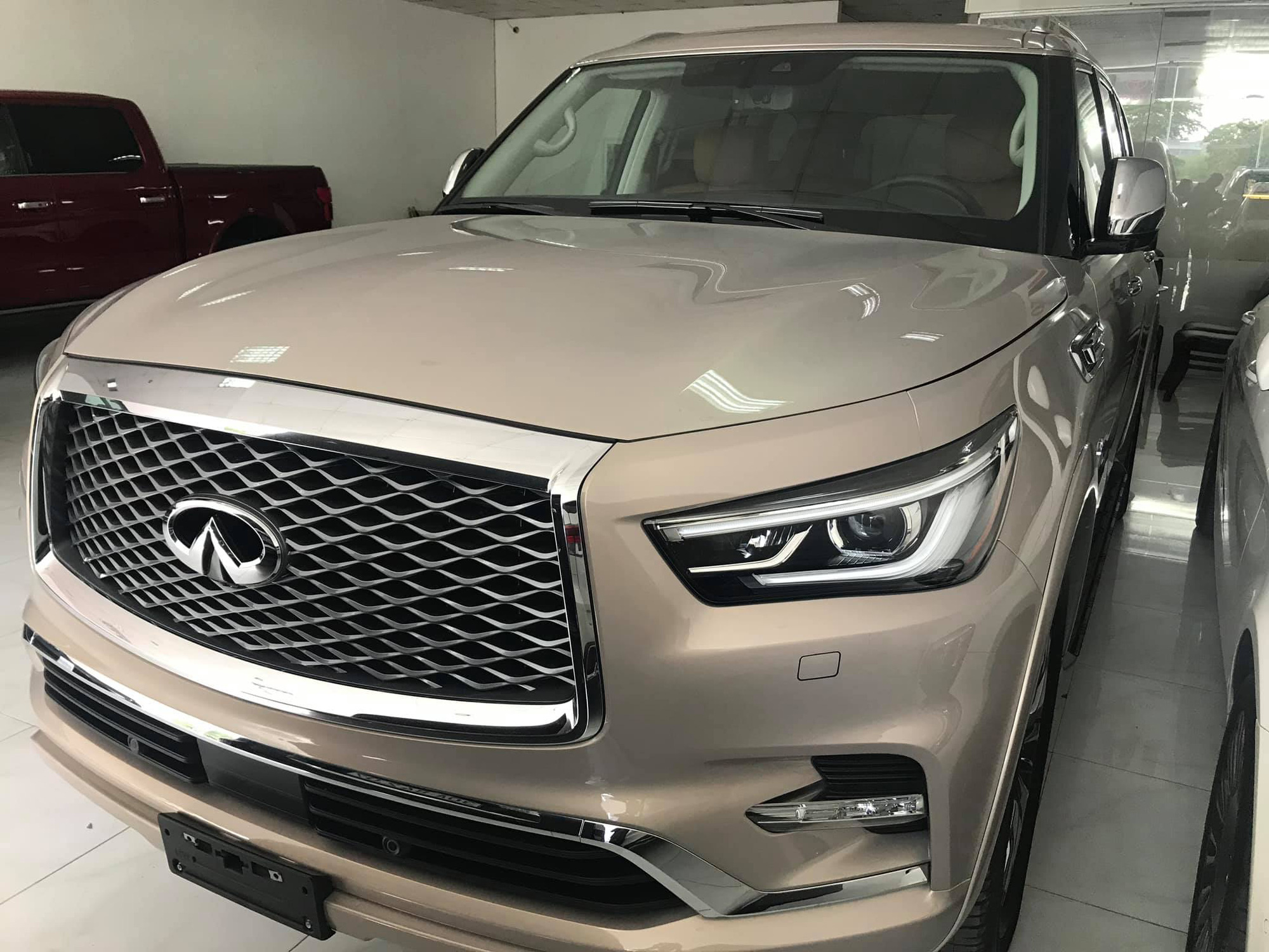 Khủng long đường phố Infiniti QX80 2019 nhập khẩu tư nhân bất ngờ về Việt Nam - Ảnh 2. Khủng long đường phố Infiniti QX80 2019 nhập khẩu tư nhân bất ngờ về Việt Nam - Ảnh 2.