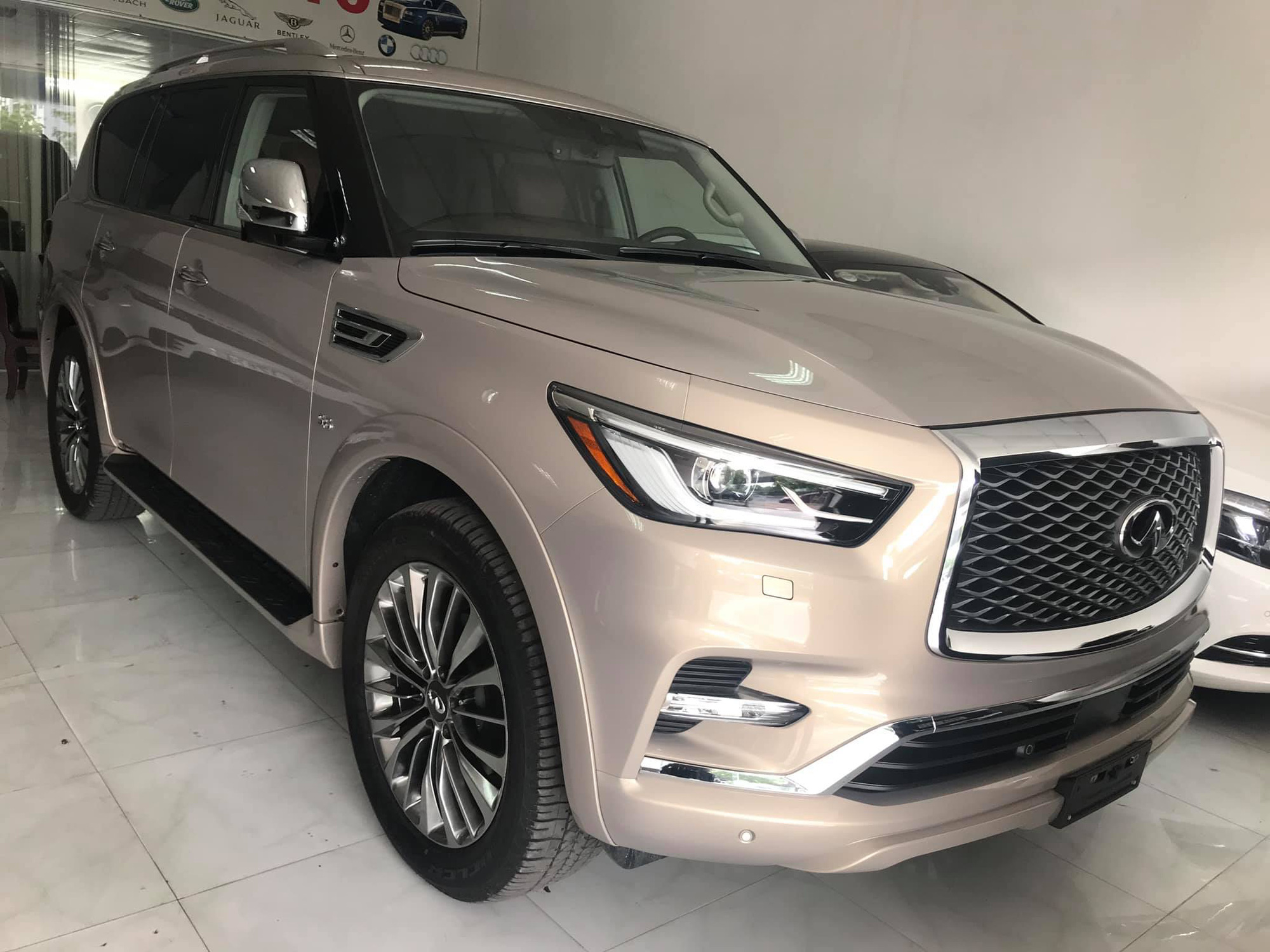Khủng long đường phố Infiniti QX80 2019 nhập khẩu tư nhân bất ngờ về Việt Nam - Ảnh 1. Khủng long đường phố Infiniti QX80 2019 nhập khẩu tư nhân bất ngờ về Việt Nam - Ảnh 1.