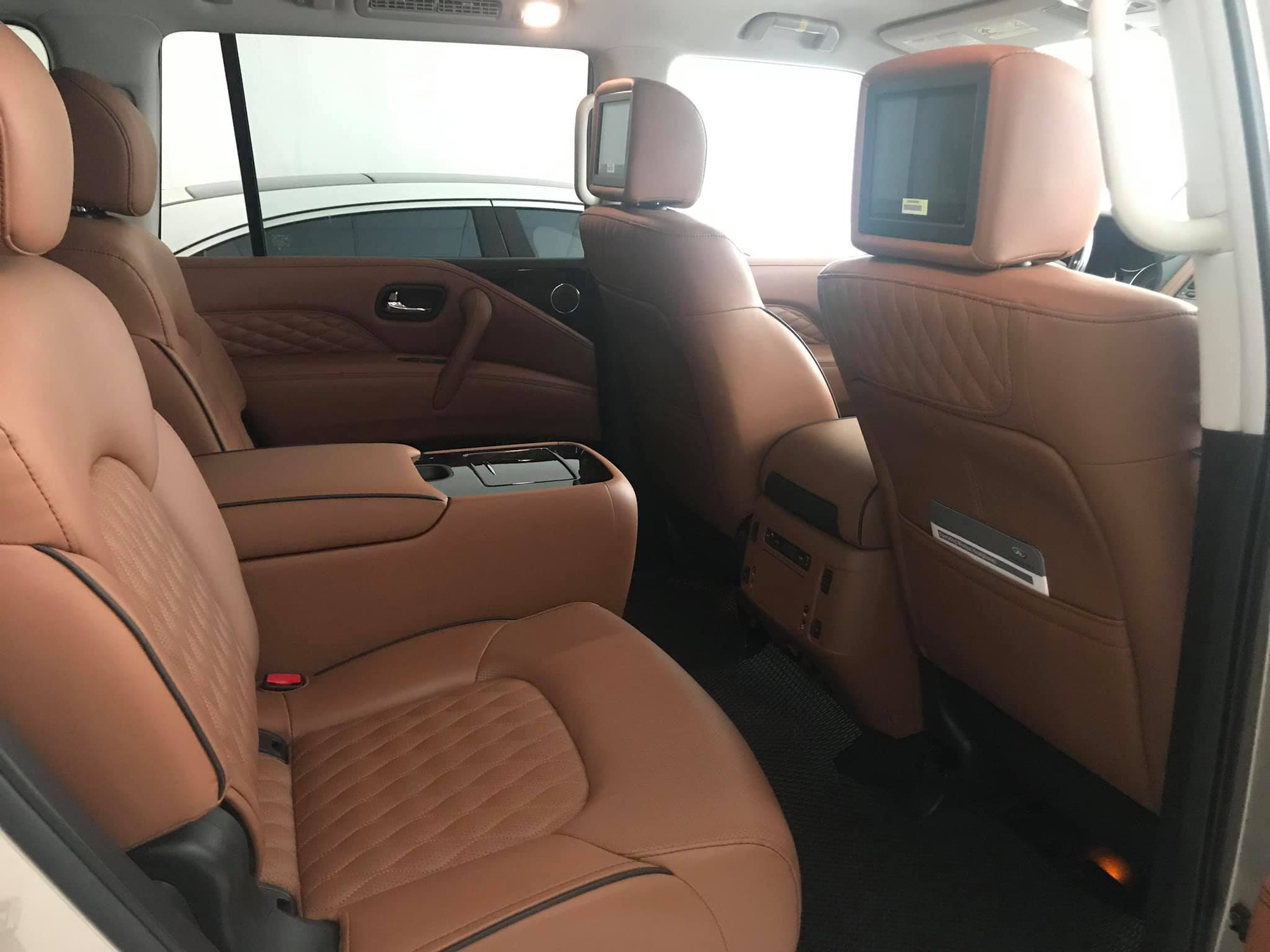 Khủng long đường phố Infiniti QX80 2019 nhập khẩu tư nhân bất ngờ về Việt Nam - Ảnh 9. Khủng long đường phố Infiniti QX80 2019 nhập khẩu tư nhân bất ngờ về Việt Nam - Ảnh 9.