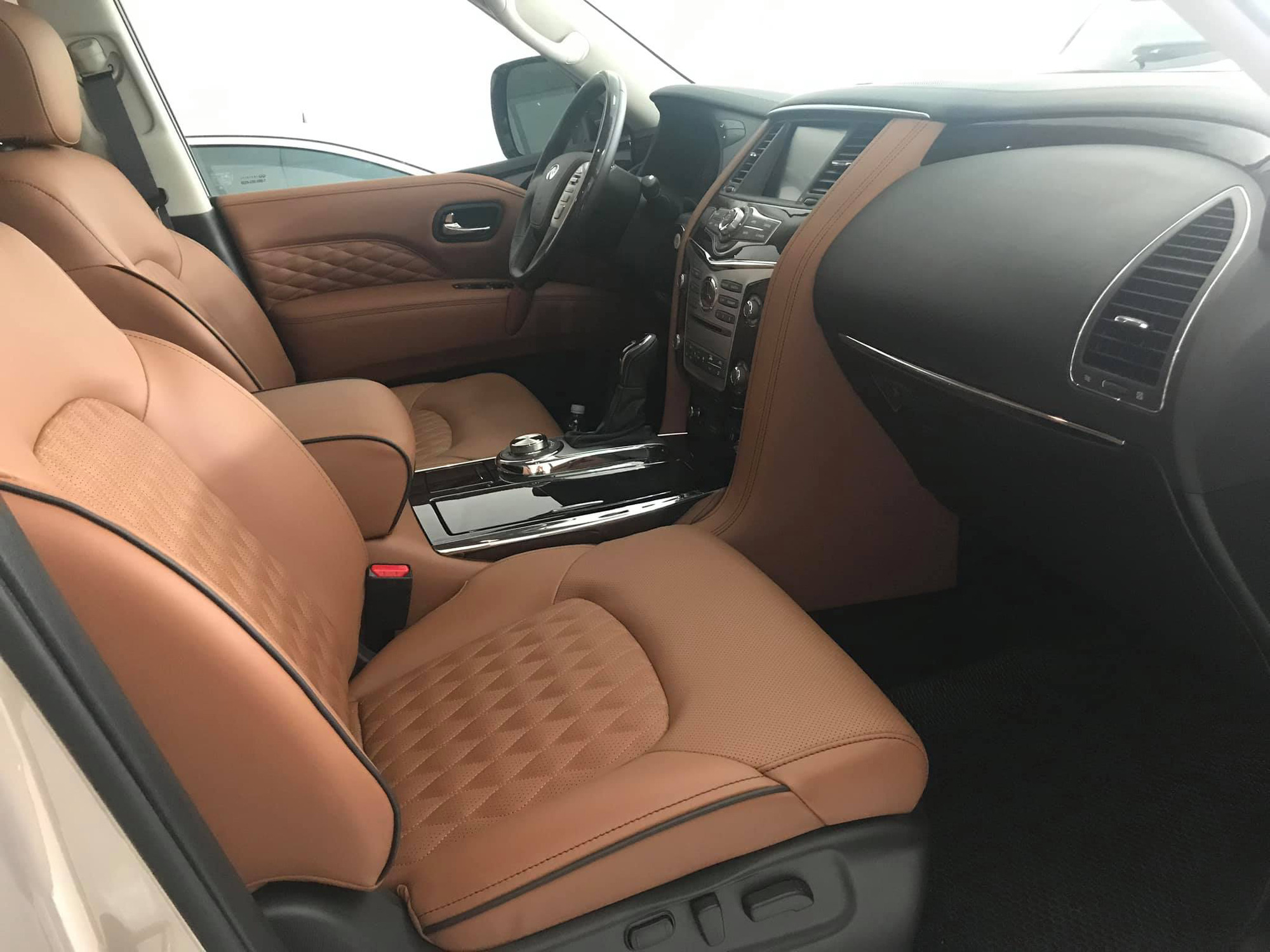 Khủng long đường phố Infiniti QX80 2019 nhập khẩu tư nhân bất ngờ về Việt Nam - Ảnh 8. Khủng long đường phố Infiniti QX80 2019 nhập khẩu tư nhân bất ngờ về Việt Nam - Ảnh 8.
