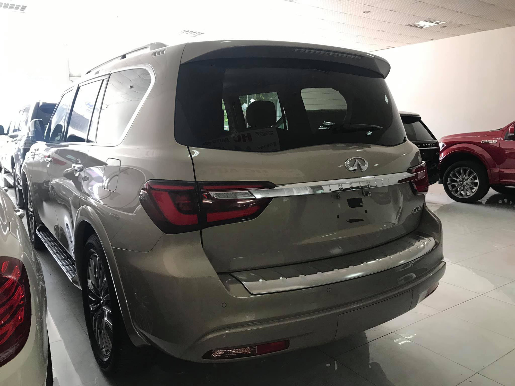 Khủng long đường phố Infiniti QX80 2019 nhập khẩu tư nhân bất ngờ về Việt Nam - Ảnh 4. Khủng long đường phố Infiniti QX80 2019 nhập khẩu tư nhân bất ngờ về Việt Nam - Ảnh 4.