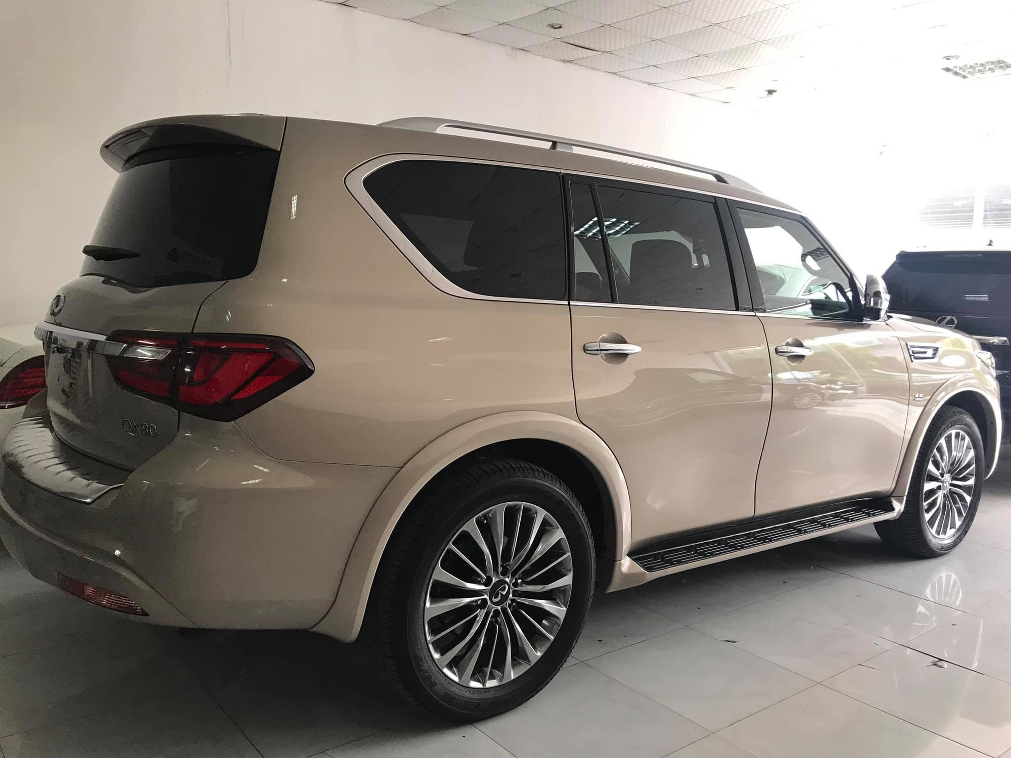 Khủng long đường phố Infiniti QX80 2019 nhập khẩu tư nhân bất ngờ về Việt Nam - Ảnh 5. Khủng long đường phố Infiniti QX80 2019 nhập khẩu tư nhân bất ngờ về Việt Nam - Ảnh 5.