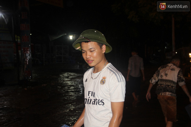 Người Hà Nội mang rổ ra giữa đường phố bắt hàng kg cá trong đêm mưa gió - Ảnh 6.