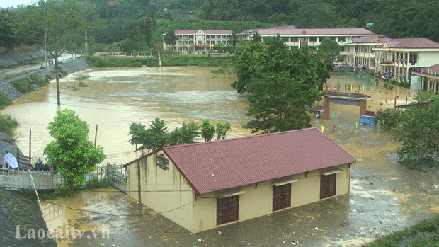 Clip: Ngập lụt kinh hoàng ở Lào Cai, người dân lội nước cứu hàng trăm xe máy nằm chìm nghỉm giữa sân trường - Ảnh 3.