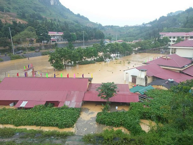 Clip: Ngập lụt kinh hoàng ở Lào Cai, người dân lội nước cứu hàng trăm xe máy nằm chìm nghỉm giữa sân trường - Ảnh 4.
