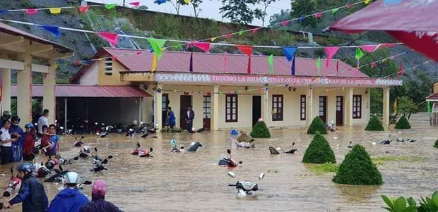 Clip: Ngập lụt kinh hoàng ở Lào Cai, người dân lội nước cứu hàng trăm xe máy nằm chìm nghỉm giữa sân trường - Ảnh 5.