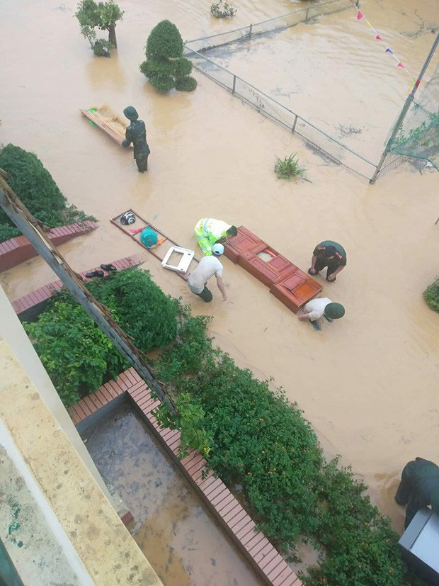 Clip: Ngập lụt kinh hoàng ở Lào Cai, người dân lội nước cứu hàng trăm xe máy nằm chìm nghỉm giữa sân trường - Ảnh 8.