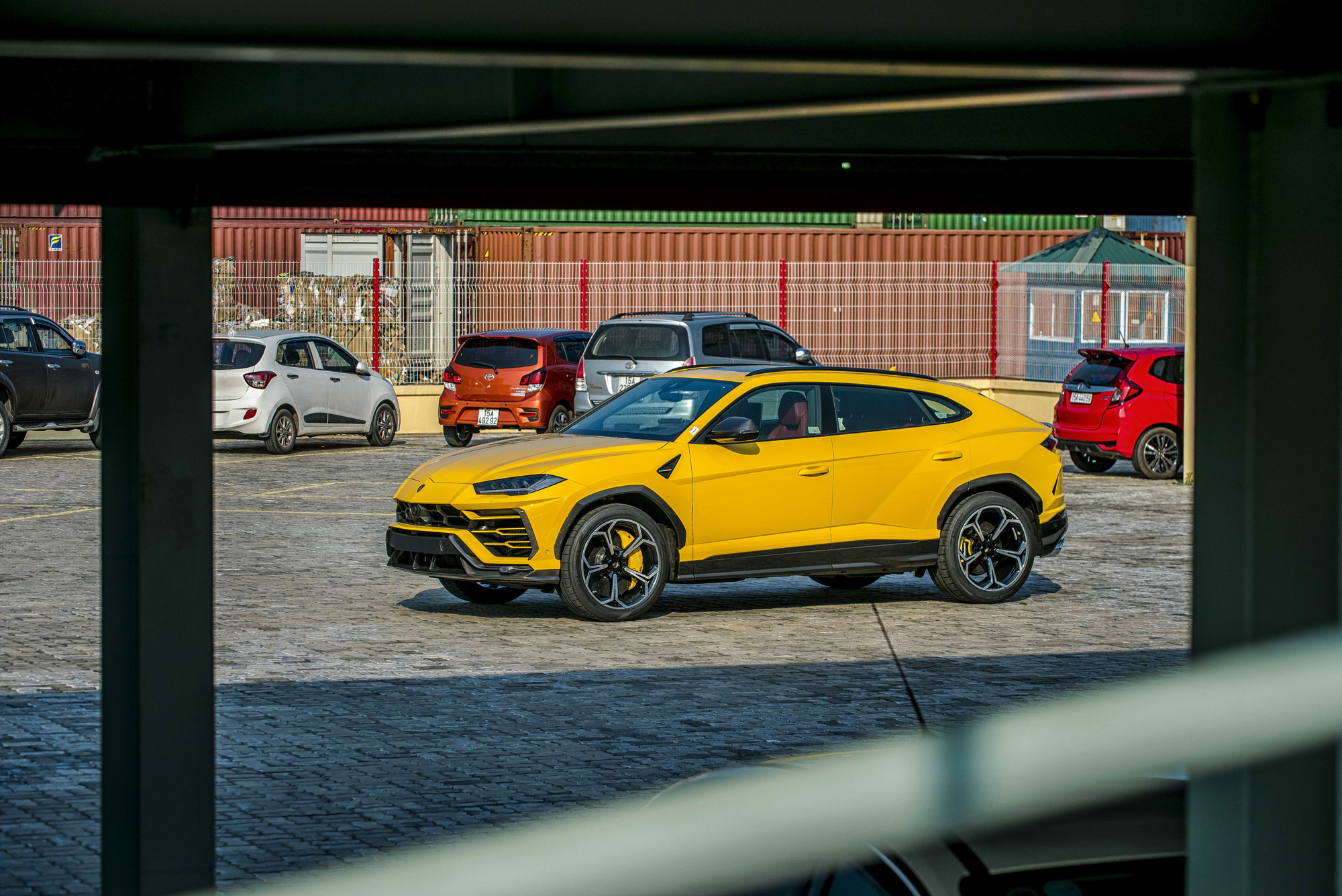 Lamborghini Urus chính hãng thứ 3 về Việt Nam sau chiếc của Minh ‘Nhựa’ với màu dễ gây hiểu lầm - Ảnh 2. Lamborghini Urus chính hãng thứ 3 về Việt Nam sau chiếc của Minh ‘Nhựa’ với màu dễ gây hiểu lầm - Ảnh 2.