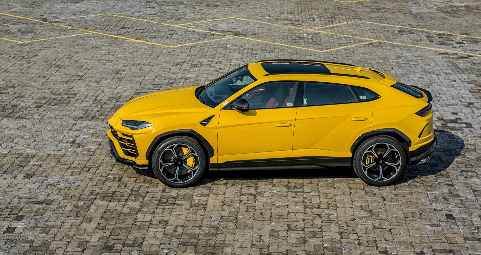 Lamborghini Urus chính hãng thứ 3 về Việt Nam sau chiếc của Minh ‘Nhựa’ với màu dễ gây hiểu lầm - Ảnh 6. Lamborghini Urus chính hãng thứ 3 về Việt Nam sau chiếc của Minh ‘Nhựa’ với màu dễ gây hiểu lầm - Ảnh 6.
