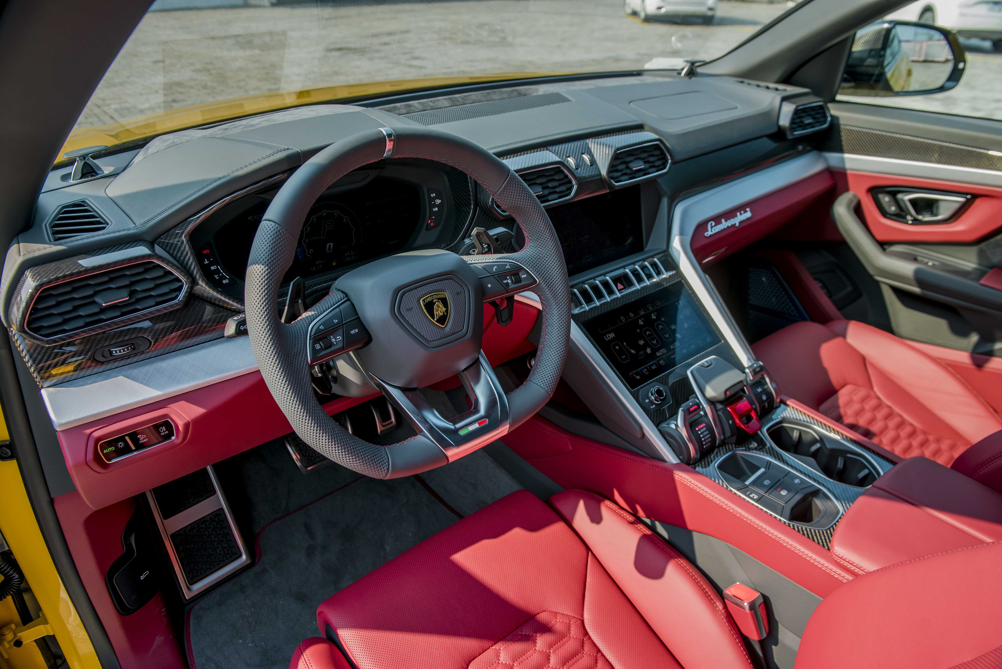 Lamborghini Urus chính hãng thứ 3 về Việt Nam sau chiếc của Minh ‘Nhựa’ với màu dễ gây hiểu lầm - Ảnh 9. Lamborghini Urus chính hãng thứ 3 về Việt Nam sau chiếc của Minh ‘Nhựa’ với màu dễ gây hiểu lầm - Ảnh 9.