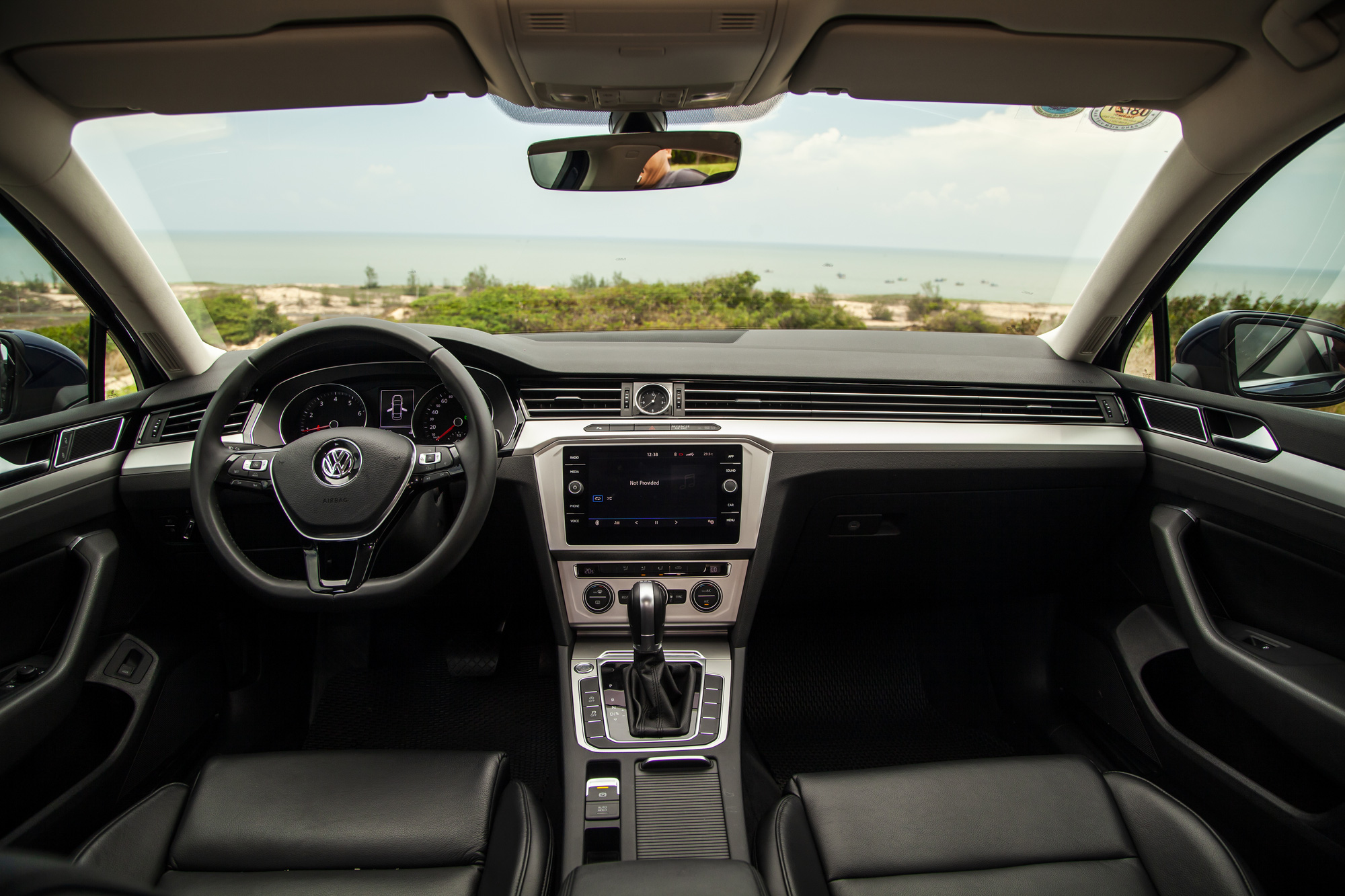 Volkswagen Passat giảm giá rẻ hơn Honda Accord - Xe Đức chơi lớn đấu xe Nhật dịp cuối năm - Ảnh 2.