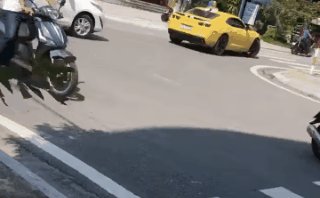 CSGT Quảng Ninh dùng súng chọc vỡ kính Chevrolet Camaro có biển số cực độc - Ảnh 2.